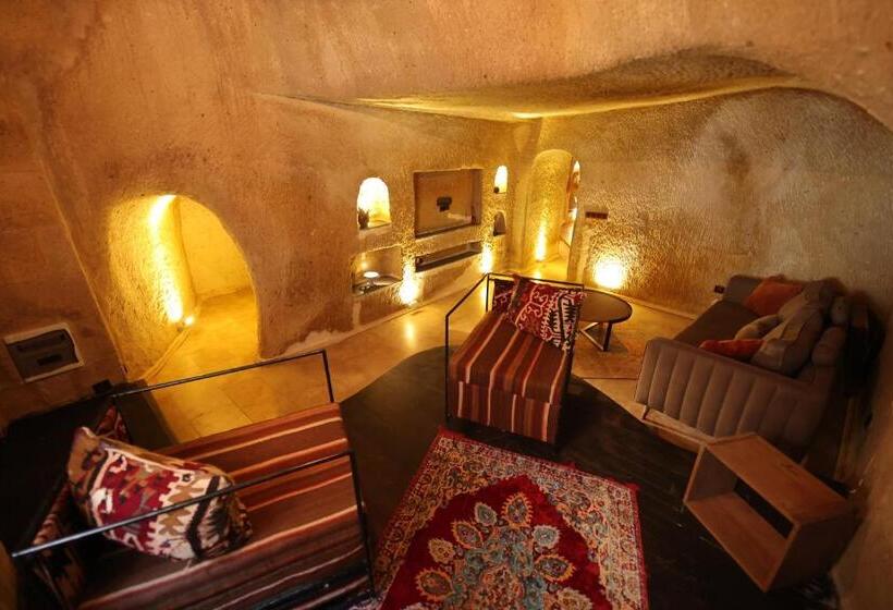 سوئیت با تخت بزرگ, Alice In Cappadocia