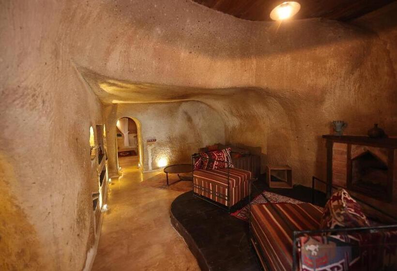 سوئیت با تخت بزرگ, Alice In Cappadocia