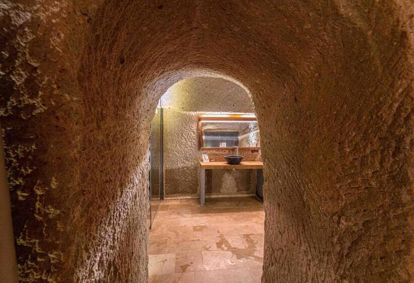 سوئیت با تخت بزرگ, Alice In Cappadocia