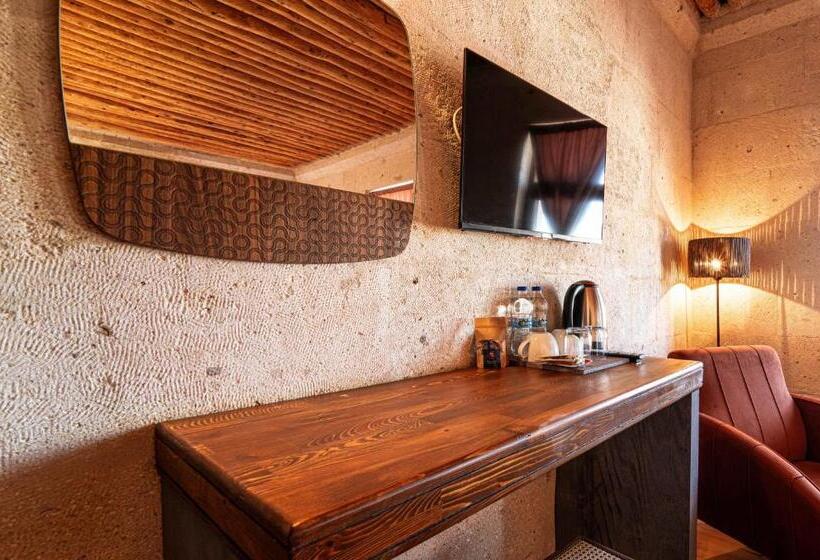 سوییت جونیور, Alice In Cappadocia