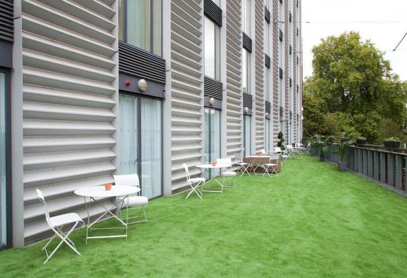 Номер Стандарт с Террасой, Bermondsey Square Hotel   A Bespoke