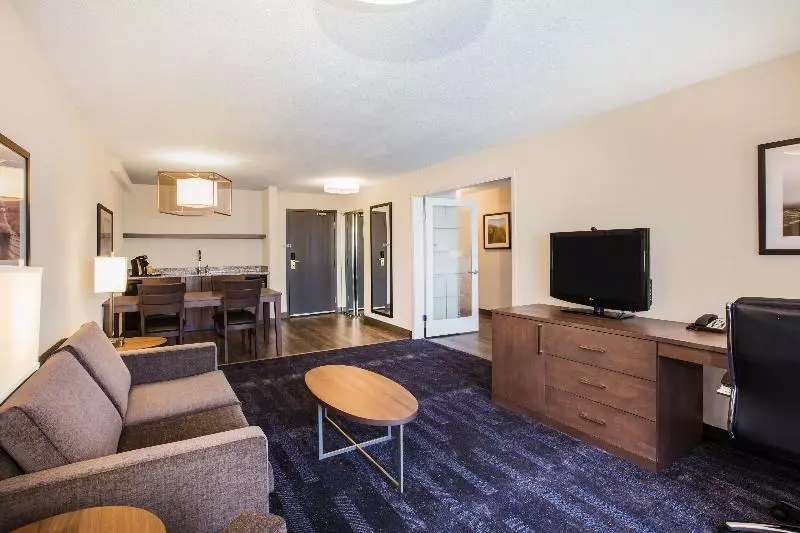 キングサイズベッドのスイートルーム, Holiday Inn & Suites Grande Prairie, An Ihg