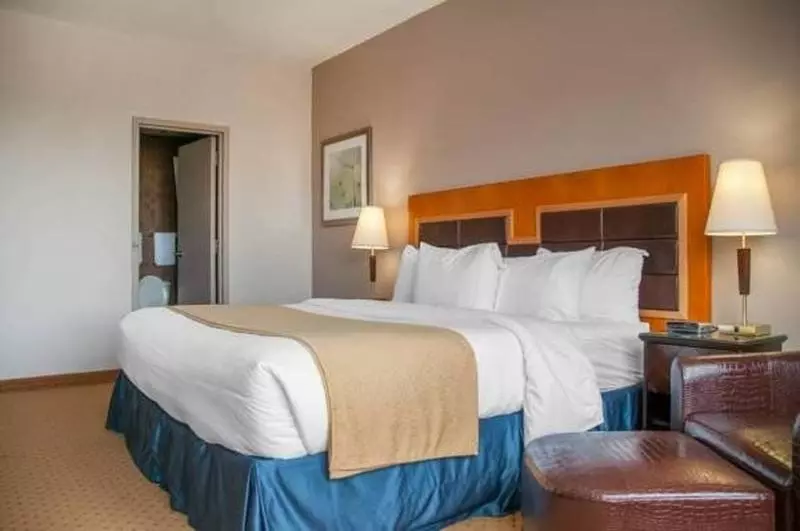 キングサイズベッドのスタンダードルーム, Holiday Inn & Suites Grande Prairie, An Ihg