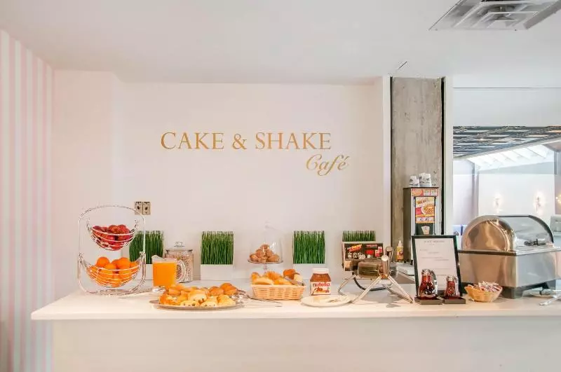 キングサイズベッドのスタンダードルーム, Holiday Inn & Suites Grande Prairie, An Ihg
