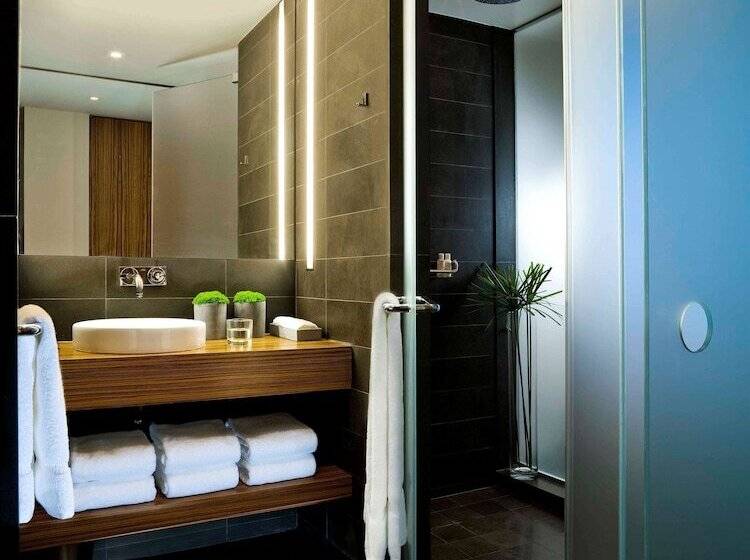 小型套房, Sixty Les