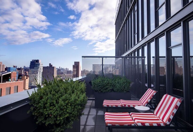 带露台的套间, Sixty Les