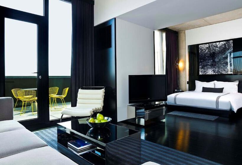 带露台的套间, Sixty Les