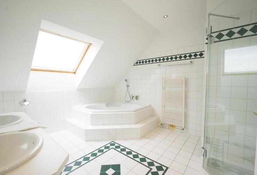 جناح دور أخير, Thermenhotel Vier Jahreszeiten