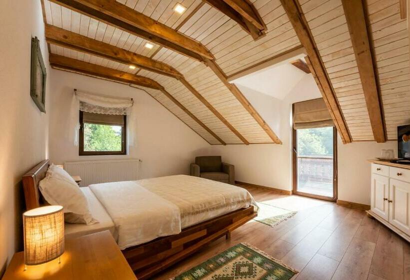 标准三人间, Casa Cu Prispa