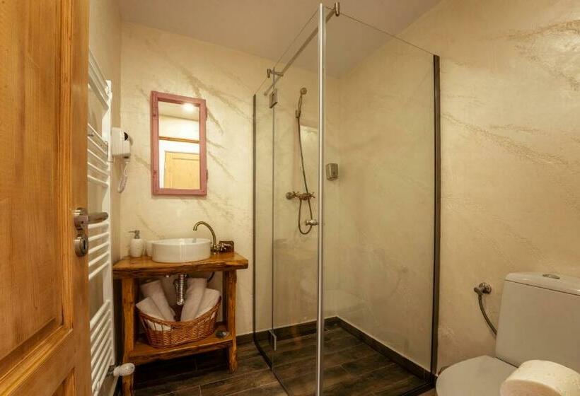 标准三人间, Casa Cu Prispa