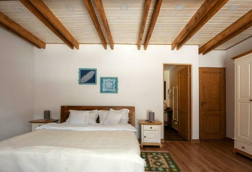 标准三人间, Casa Cu Prispa