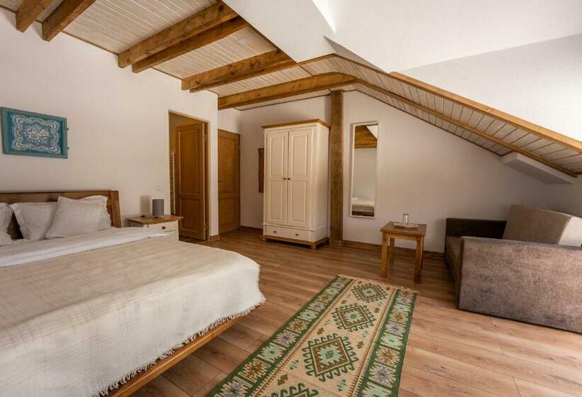 标准三人间, Casa Cu Prispa