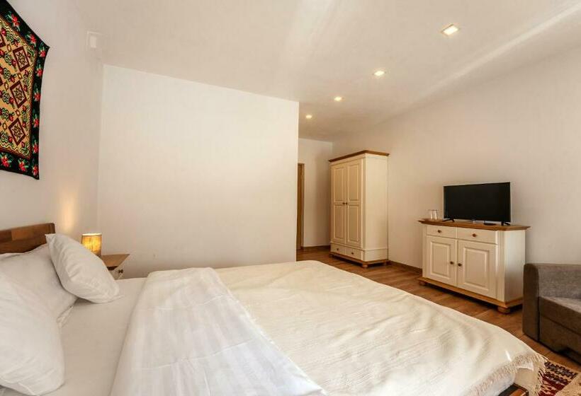 标准三人间, Casa Cu Prispa