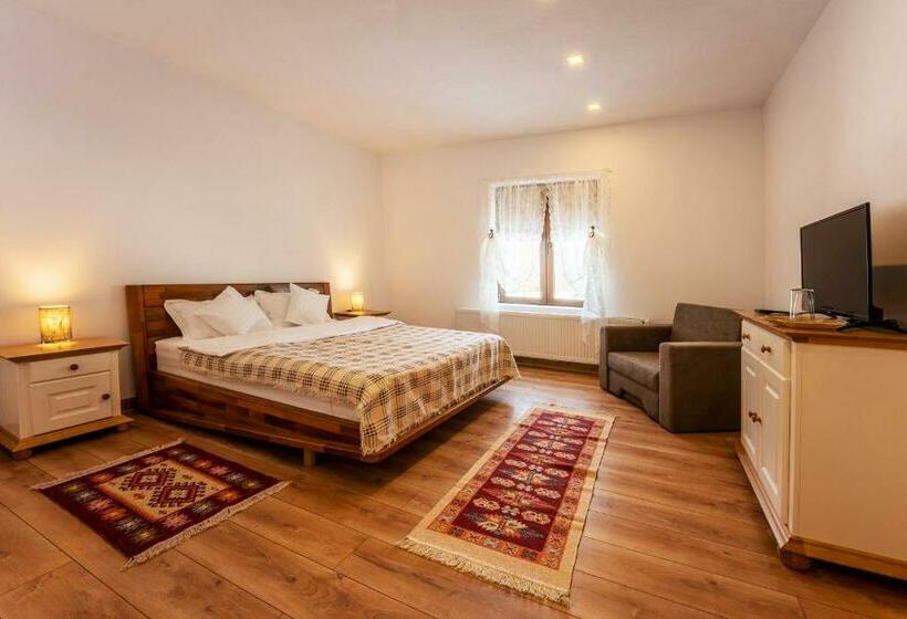 标准三人间, Casa Cu Prispa