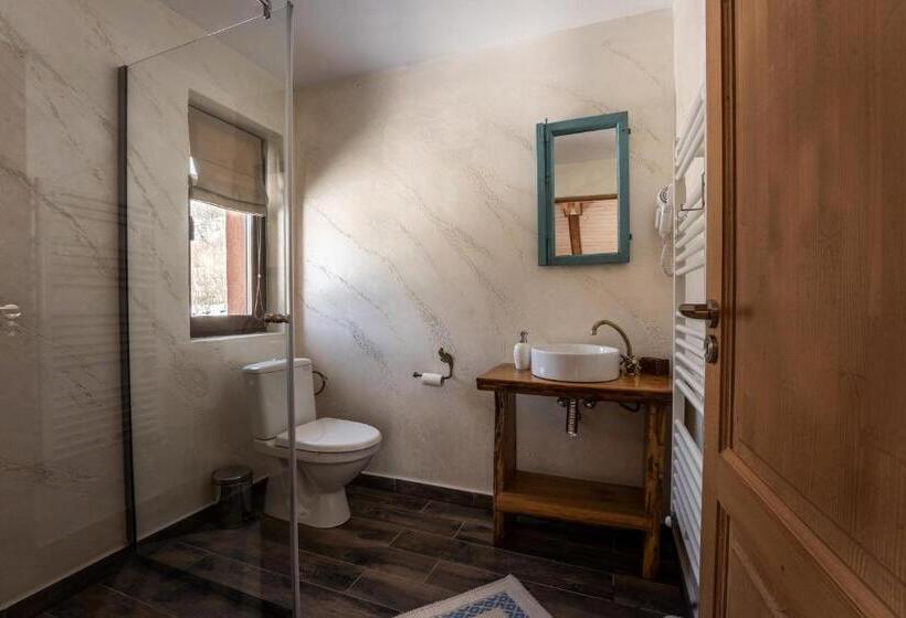 标准三人间, Casa Cu Prispa