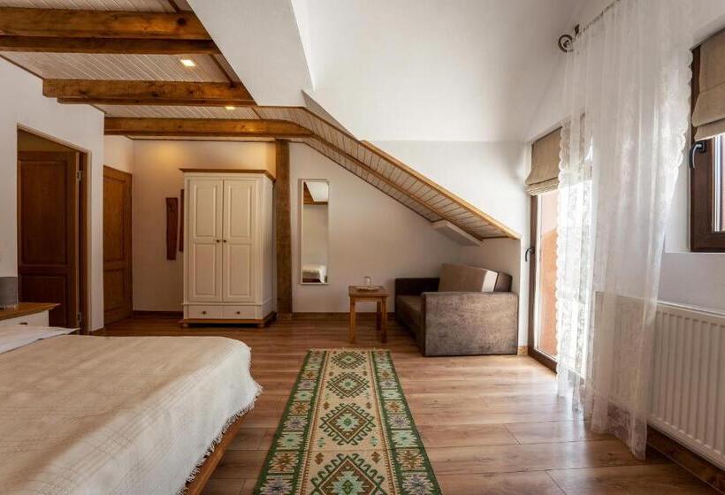 标准三人间, Casa Cu Prispa