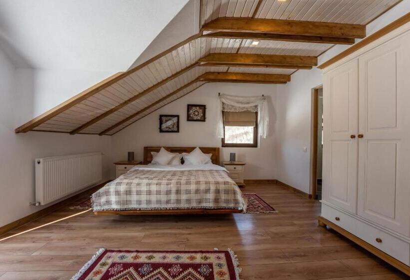 标准三人间, Casa Cu Prispa