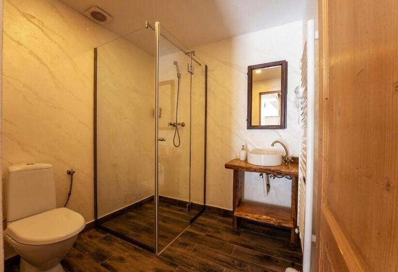 标准三人间, Casa Cu Prispa