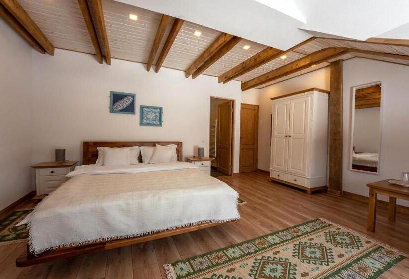 标准三人间, Casa Cu Prispa