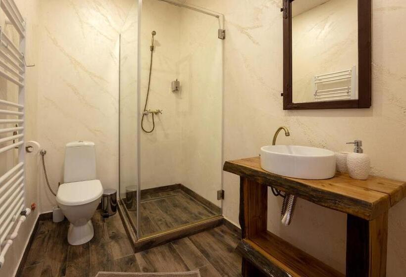 标准三人间, Casa Cu Prispa