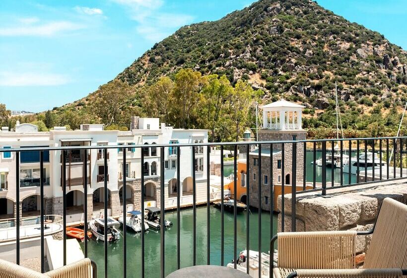 חדר פרמיום עם מרפסת, Radisson Collection Hotel, Bodrum