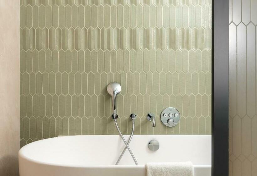 סוויטה נוף לים, Radisson Collection Hotel, Bodrum