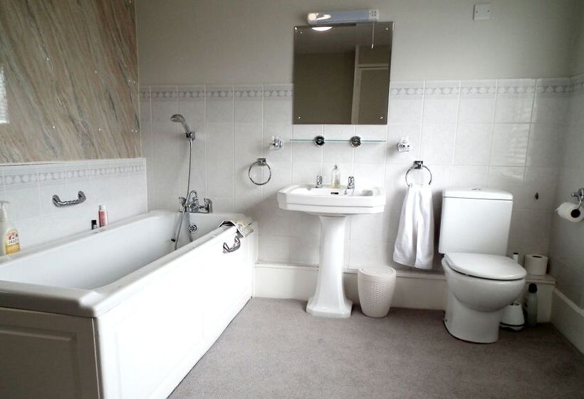 اتاق لوکس با چشم‌انداز باغ, Upper Buckton B&b