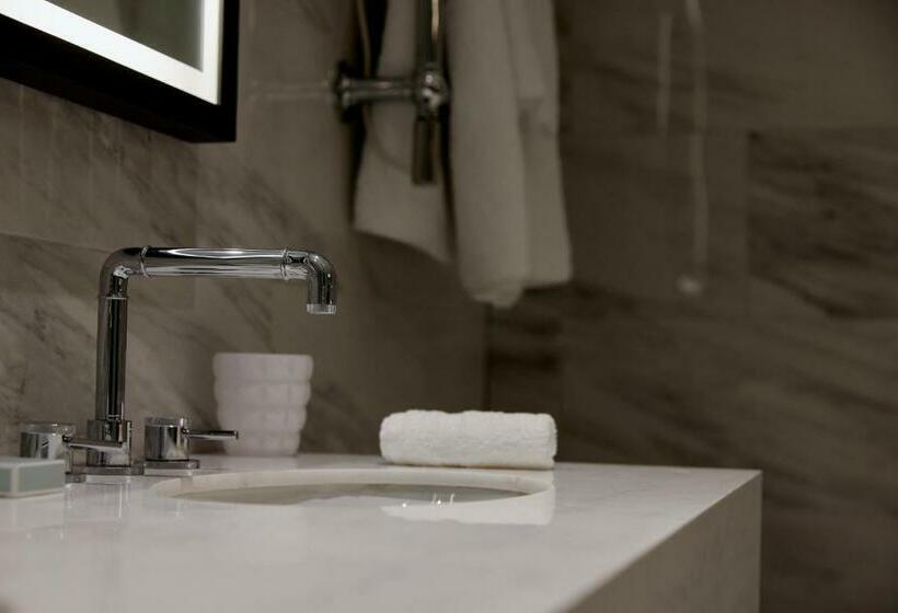 小型豪华套房, The Parkgate