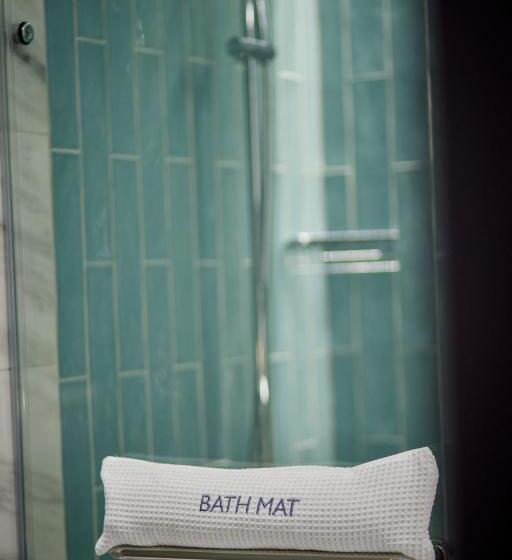 小型套房, The Parkgate