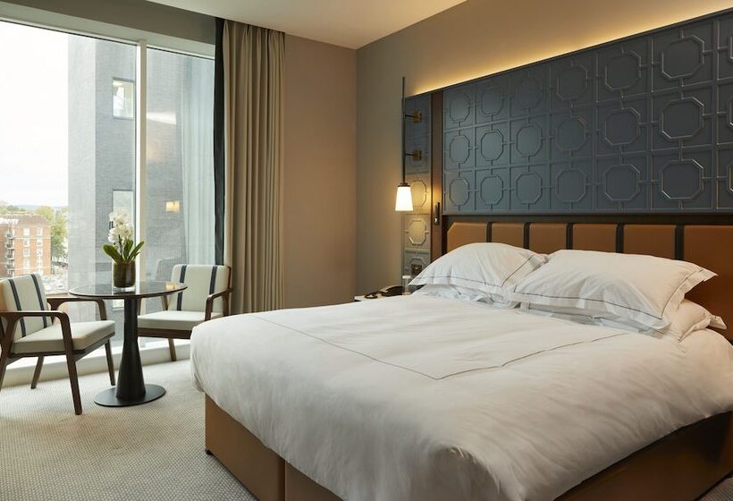 小型豪华套房, The Parkgate