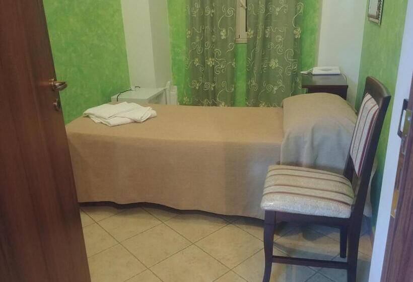 غرفة قياسية فردية, Paradise House