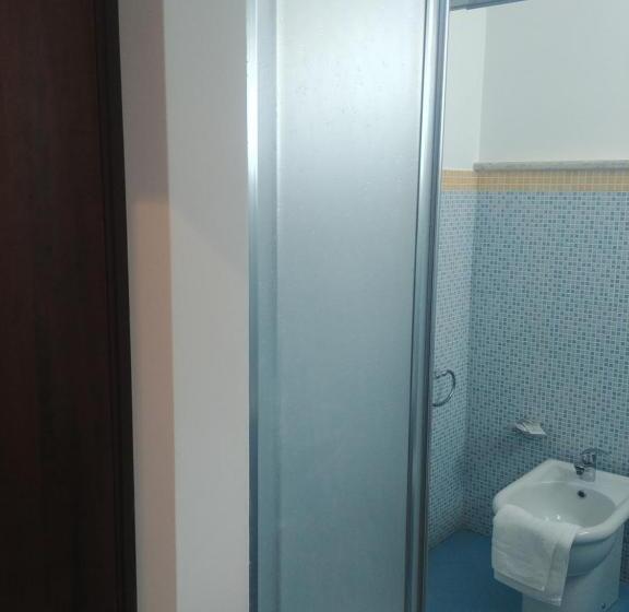 غرفة قياسية ثلاثية, Paradise House