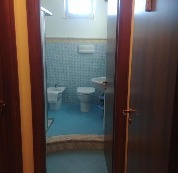 غرفة قياسية ثلاثية, Paradise House