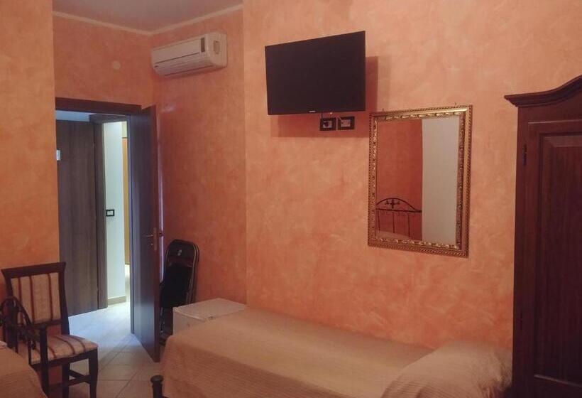 غرفة قياسية ثلاثية, Paradise House