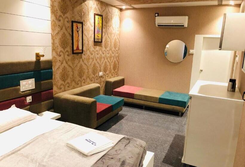 带大床的标准工作室, C M Hotel New