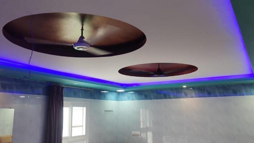 家庭工作室, C M Hotel New