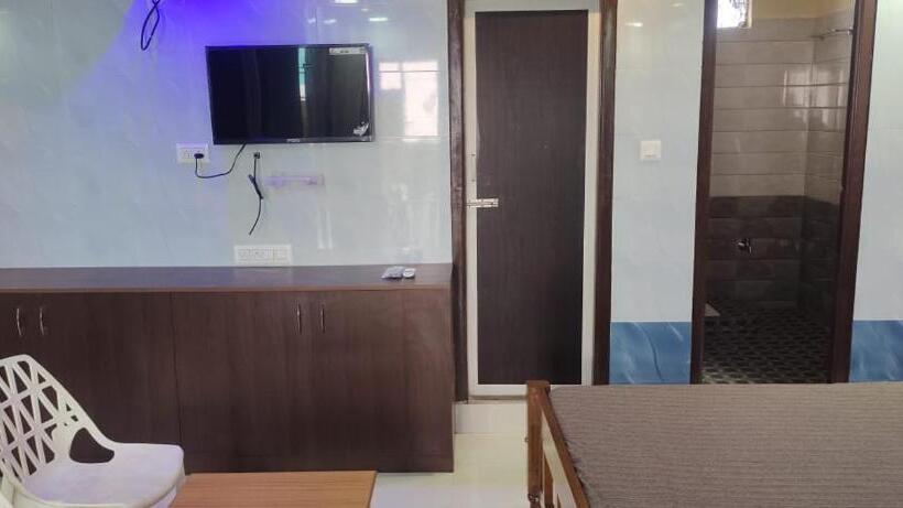 家庭工作室, C M Hotel New