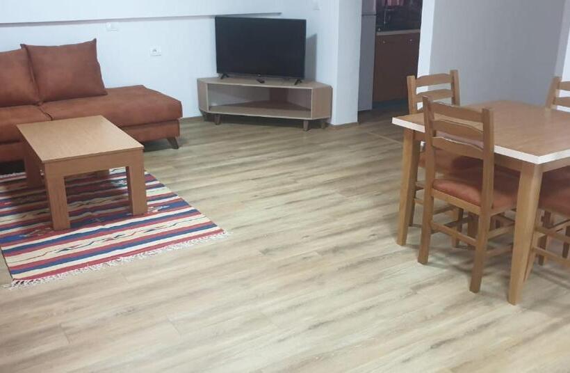 컴포트 트리플 룸, Bujtinat E Lugines Valbone