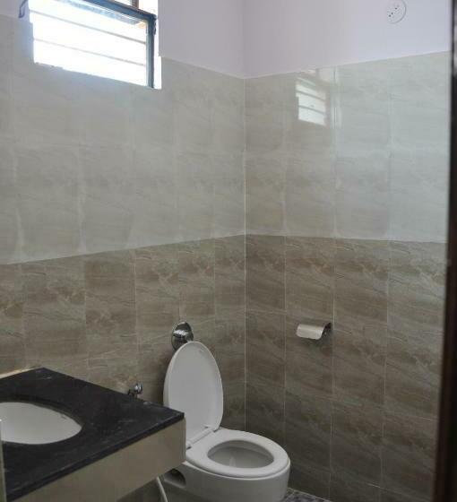 豪华三人间, C M Hotel New