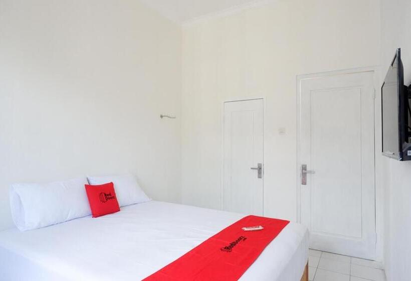 デラックスルーム, Reddoorz Plus Near Ums Solo