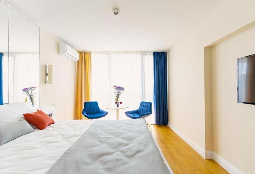 سوییت با چشم‌انداز دریا, Downtown Centre In Batumi Aparthotel Orbi City