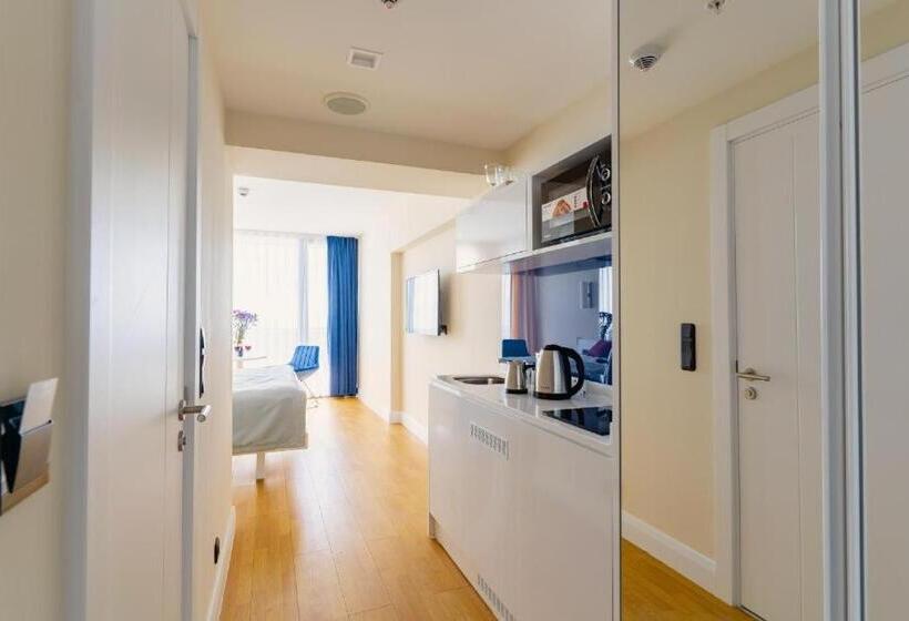 سوییت با چشم‌انداز دریا, Downtown Centre In Batumi Aparthotel Orbi City