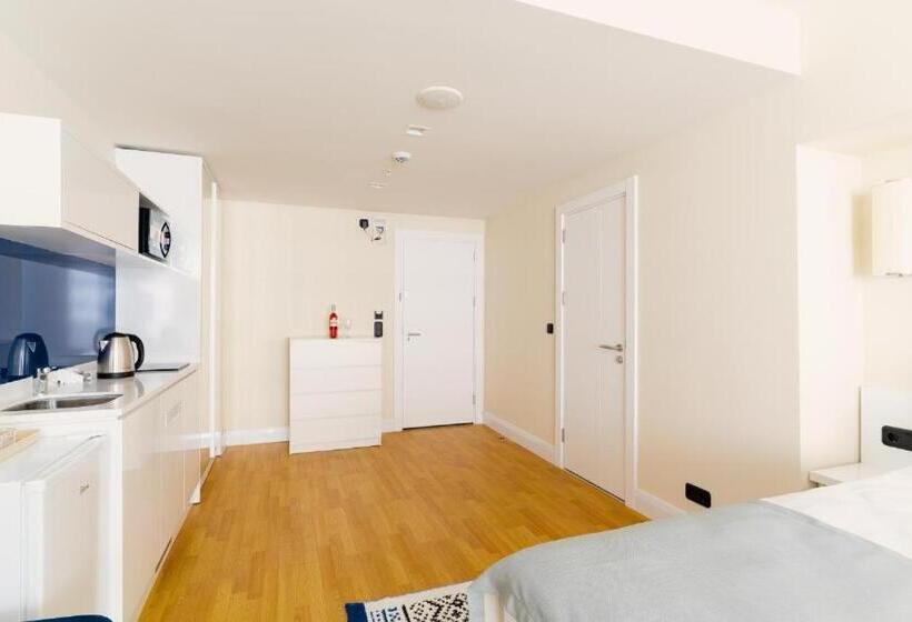 سوییت با چشم‌انداز دریا, Downtown Centre In Batumi Aparthotel Orbi City