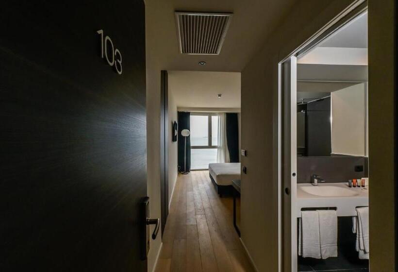 标准间, Punta Tipa