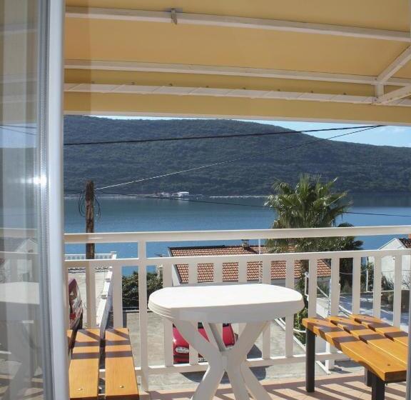 Triple Room Sea View, Apartmans And Rooms Mato