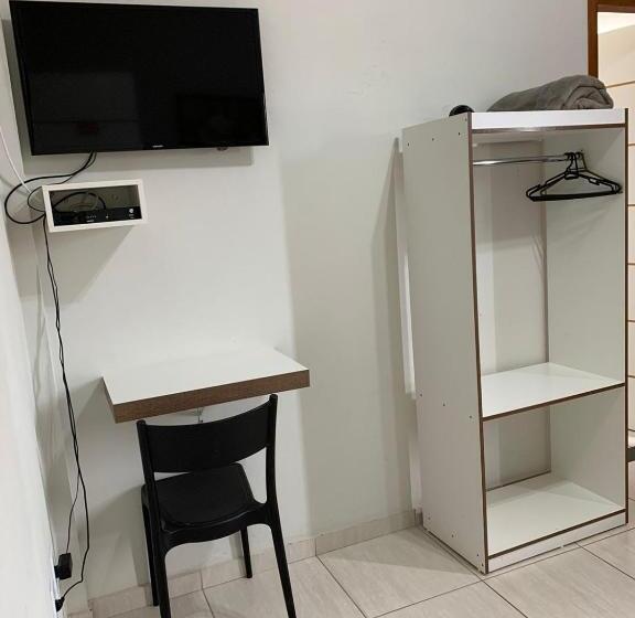 חדר סטנדרט לשלושה, Alelos