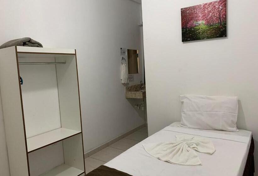 חדר בסיסי לשלושה, Alelos