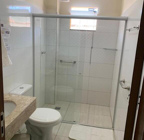 חדר סטנדרט לשלושה, Alelos