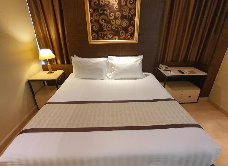 جناح, Admiral Premier Bangkok