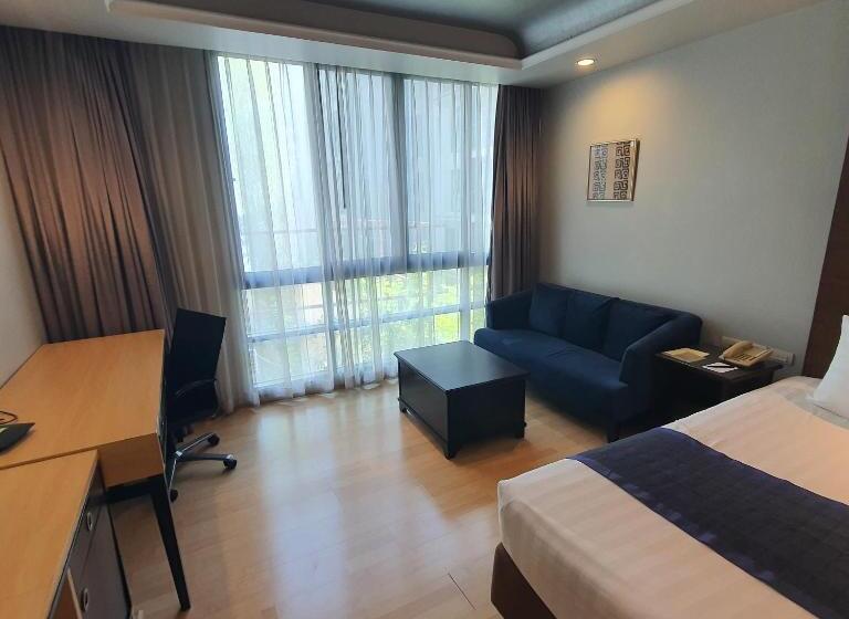 إستوديو سوبيريور, Admiral Premier Bangkok